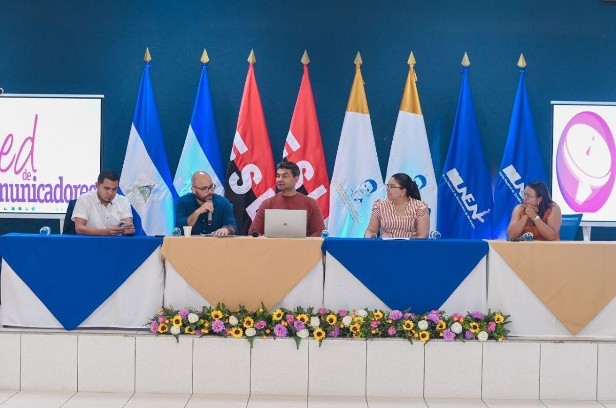 Encuentro fortalece capacidades comunicacionales con Abraham Istillarte