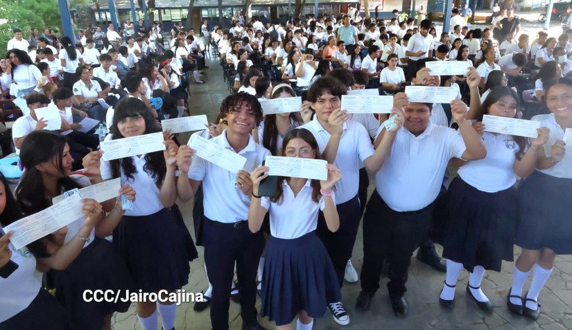Entregan Bono Presidencial a 310 bachilleres del Instituto Enrique Flores