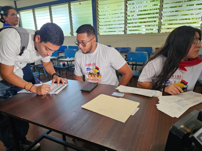 Entregan becas a estudiantes de la UNI