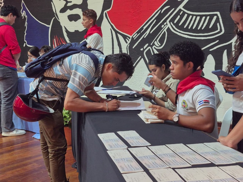 Entregan becas universitarias en la UNAN-León