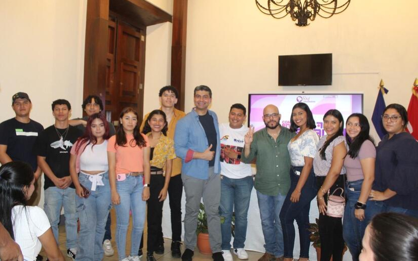 Estudiantes universitarios de León en encuentro de intercambio con el comunicador venezolano Abraham Istillarte
