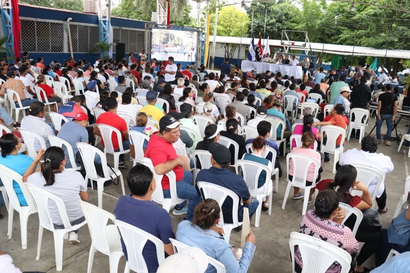 Familias del Distrito V participan en cabildo municipal