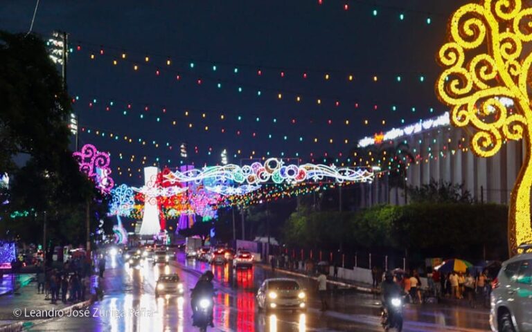 Familias disfrutan de la magia navideña en la Avenida Bolívar a Chávez