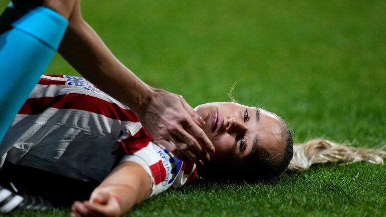 Futbolista se desploma tras recibir un rodillazo en la cabeza