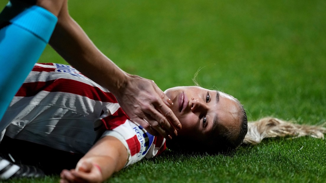 Futbolista se desploma tras recibir un rodillazo en la cabeza