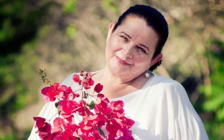 Cra. Rosario expresa cariñoso saludo ante partida de Norma Elena