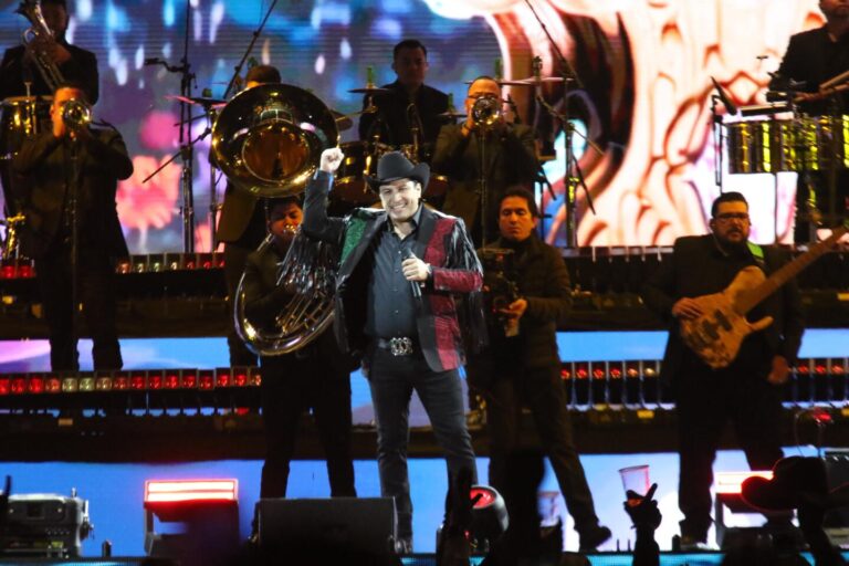 Julión Álvarez hace vibrar el Estadio Soberanía en el mejor concierto del año