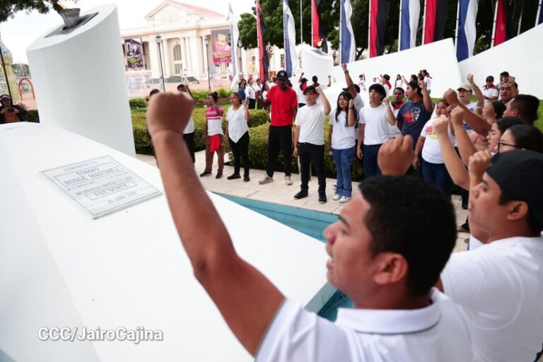 Juventud Sandinista rinde homenaje a los Comandantes Carlos Fonseca y Tomás Borge