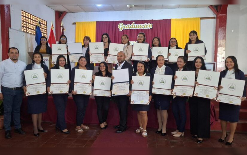 Más de 200 jóvenes y adultos se gradúan