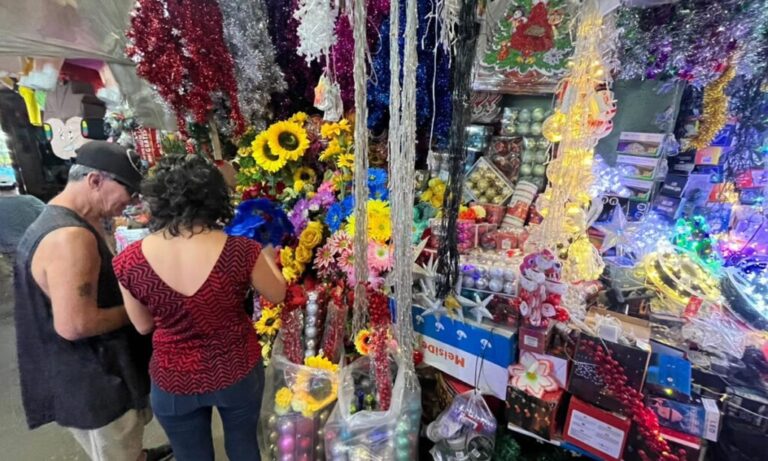 Mercado Roberto Huembes totalmente surtido con productos navideños