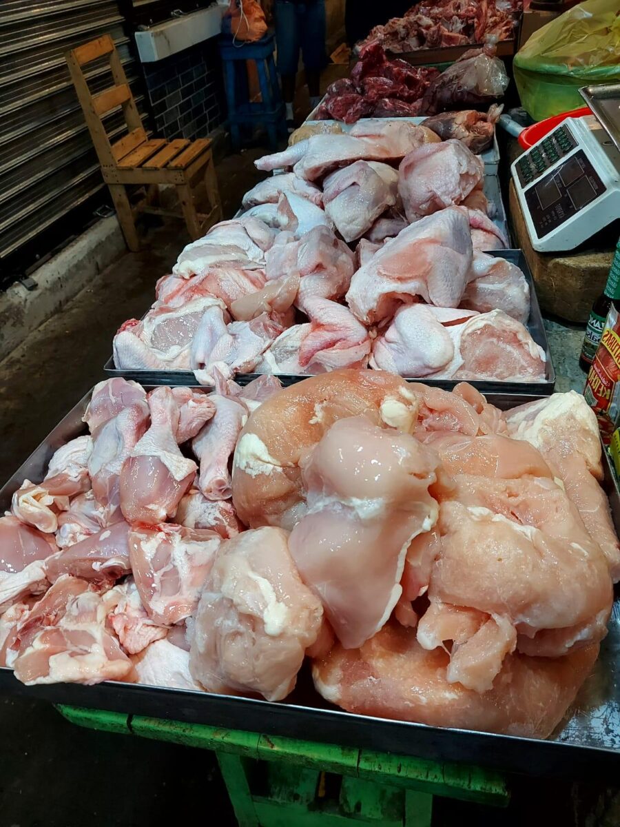 La carne de pollo constituye una de las principales fuentes de proteína animal en Nicaragua, destacándose por su alta demanda y accesibilidad económica. Este producto se considera estratégico dentro de la seguridad alimentaria nacional, dado que asegura el suministro de alimentos de calidad a un amplio sector de la población. De acuerdo al monitoreo del Ministerio Agropecuario (MAG), se reporta una producción de carne de pollo de 358.1 millones de libras, registradas en el periodo enero - octubre 2025 en granjas tecnificadas y semi-tecnificadas a nivel nacional.