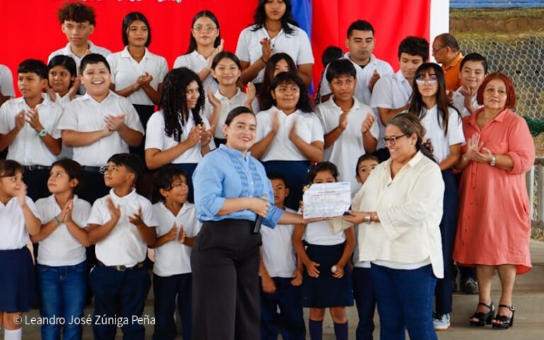 Premian a 16 colegios por educar bajo un ambiente limpio