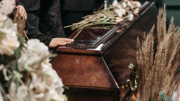 Recibirán millonaria indemnización por velar a un desconocido