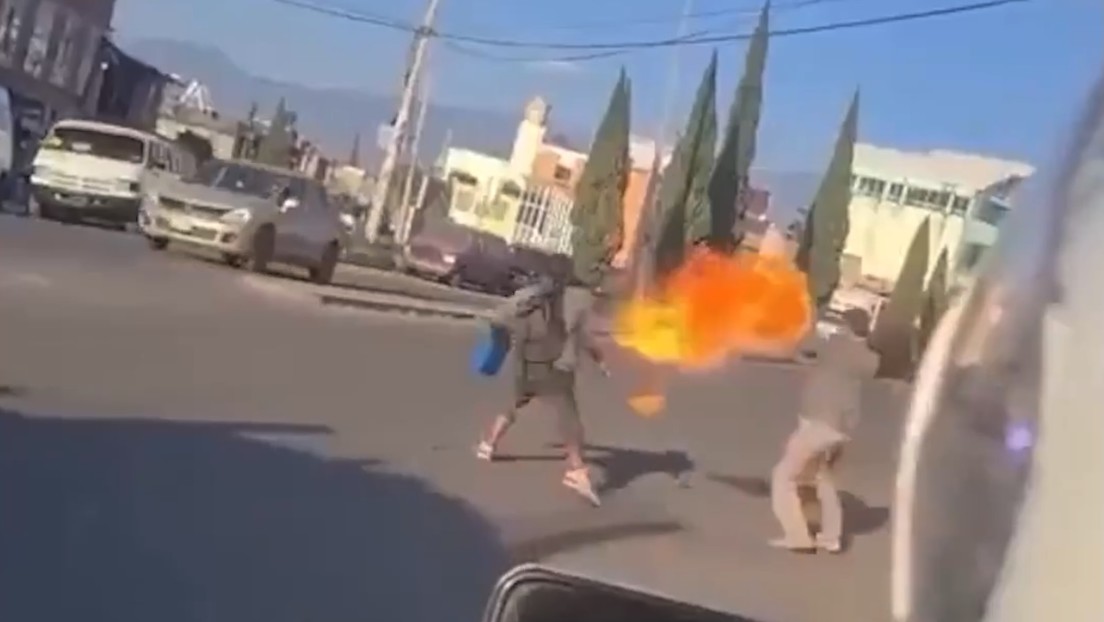 Tragafuegos y limpiaparabrisas se enfrentan en épico duelo callejero” En pleno cruce del Estado de México, el tráfico se detuvo y los conductores quedaron boquiabiertos ante una escena digna de una película de fantasía urbana: un tragafuegos y un limpiaparabrisas protagonizaron un duelo que combinó fuego, agua y mucho dramatismo. El video del enfrentamiento, que se volvió viral, muestra cómo el artista callejero lanza llamaradas al aire mientras su contrincante responde con una actitud desafiante y un trapo en mano, como si se tratara de una batalla entre magos callejeros. Todo habría comenzado por una disputa territorial: ambos querían trabajar en el mismo semáforo. Lo que parecía una discusión común por el espacio terminó en una coreografía improvisada de fuego y furia. Según testigos, el limpiaparabrisas se negó a moverse, y el tragafuegos, fiel a su nombre, decidió “encender” el ambiente con una ráfaga ardiente. El espectáculo, aunque breve, dejó a todos atónitos. Los curiosos grabaron la escena mientras las llamas iluminaban el rostro de los protagonistas. En redes sociales, los usuarios bautizaron el incidente como “la batalla mágica del crucero”, entre bromas y advertencias sobre lo cerca que estuvo de convertirse en tragedia.