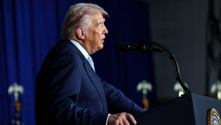 El presidente estadounidense, Donald Trump, reiteró que podría hablar con su homólogo venezolano, Nicolás Maduro, al ser preguntado por la prensa sobre el tema.