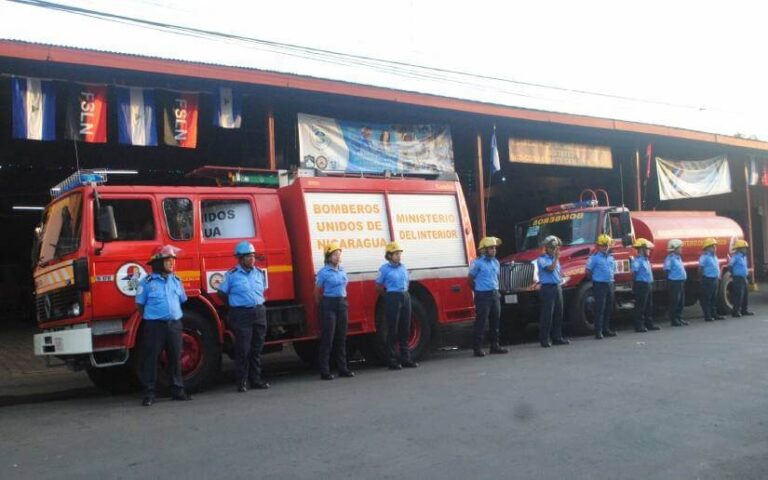 Un camión y una cisterna se desplazan para brindar más seguridad