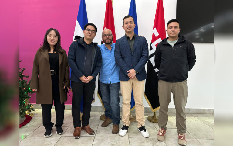 Copresidenta del país, saluda a equipo de comunicadores de la Xinhua