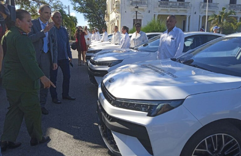 Moscú dona a Cuba 10 automóviles para el sector salud