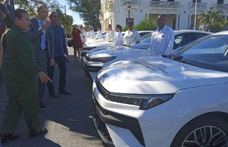 Cuba recibe 10 automóviles donados por Moscú