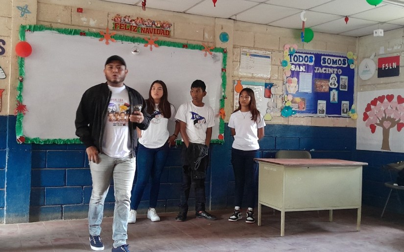 Estudiantes universitarios visitan colegios para orientar sobre prematrículas en línea 2026