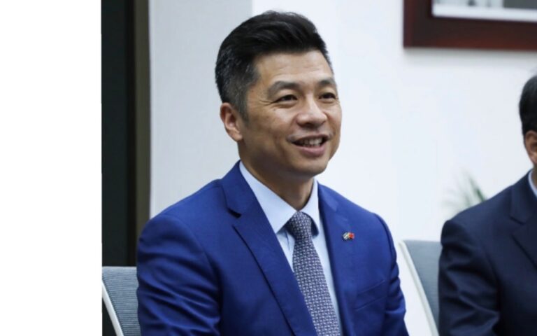 Abogar por beneficio mutuo y ganancia compartida, de la mano avanzando juntos