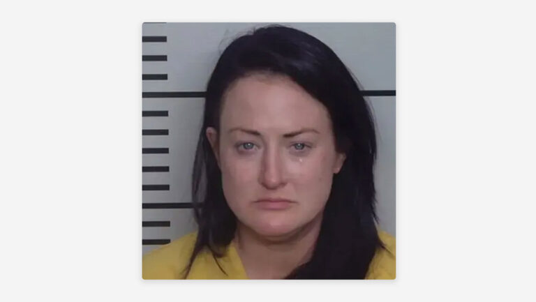 Profesora es arrestada por seducir a un menor en EEUU