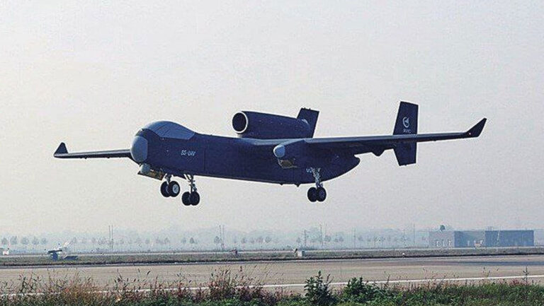 China realiza primer vuelo del portadrones más grande del mundo