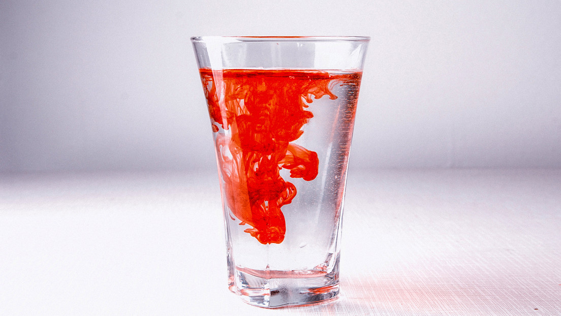 Adolescente se toma su propia sangre al seguir consejo en Tik Tok