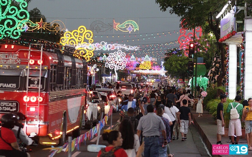 Familias disfrutan de la Navidad en la Avenida de Bolívar a Chávez