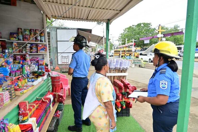 Bomberos inspeccionan puestos de venta de pólvora