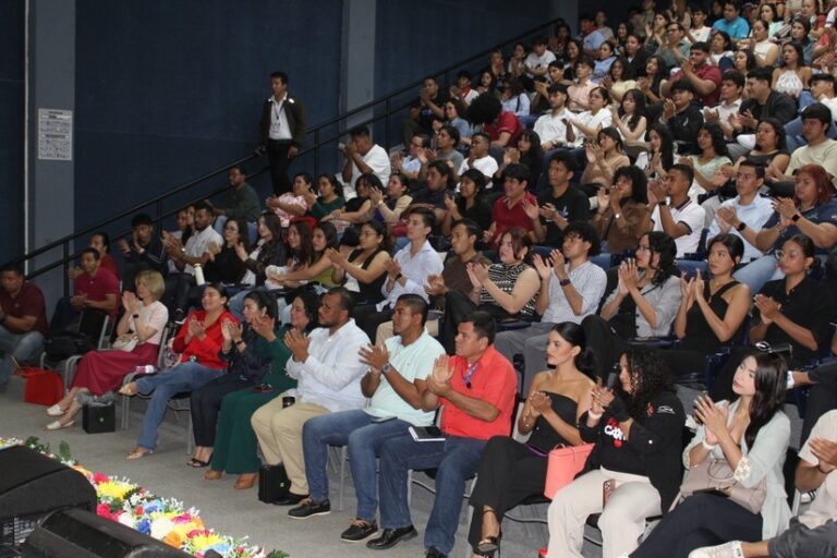 Comunicadores de RT en Español sostiene encuentro con universitarios