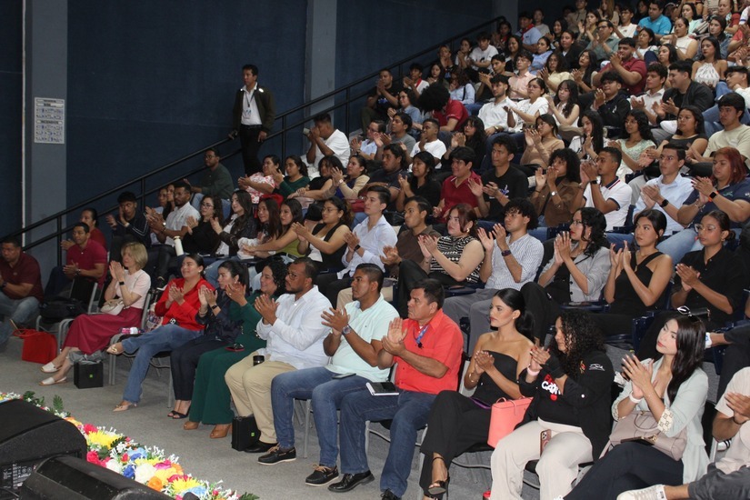 Comunicadores de RT en Español sostiene encuentro con universitarios