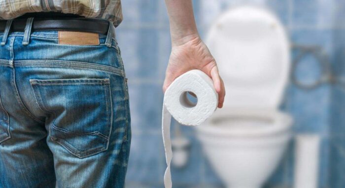 Despiden a trabajador por pasar mucho tiempo en el baño