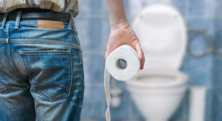 Despiden a trabajador por pasar mucho tiempo en el baño