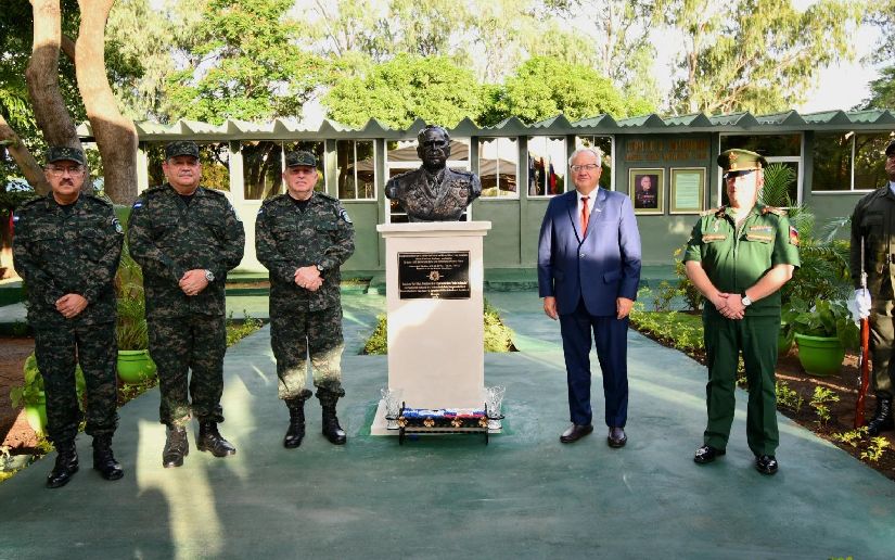 Develan busto del Mariscal Georgy Konstantínovich Zhúkov