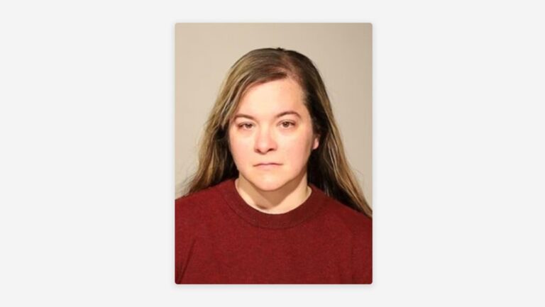 Docente arrestada por mantener una relación de carácter sexual con alumno