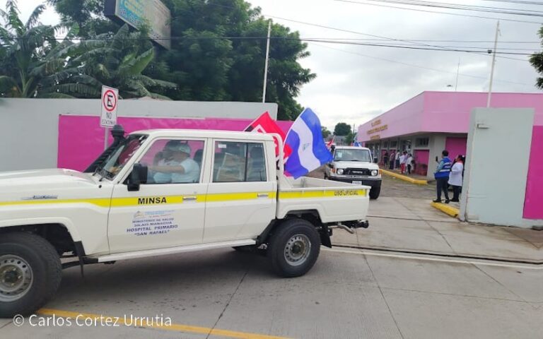 Entrega de 56 camionetas fortalece el Sistema de Salud