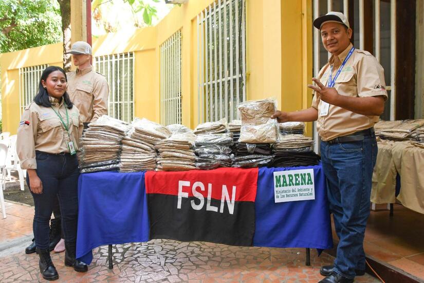 Entrega de uniformes y equipamiento de protección