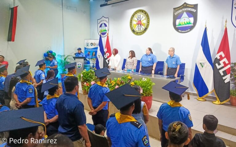 Entregan diploma de bachiller y bono presidencial a 15 trabajadores del MINT