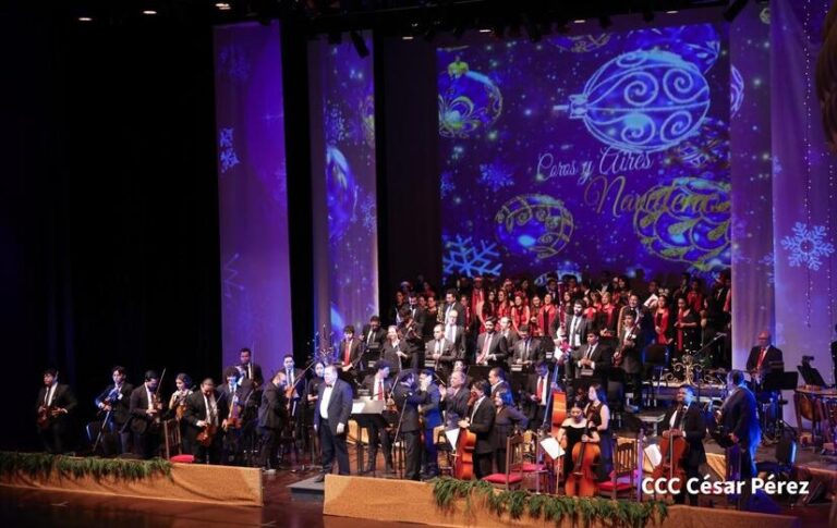 Familias disfrutan del concierto "Coros y Aires Navideños"