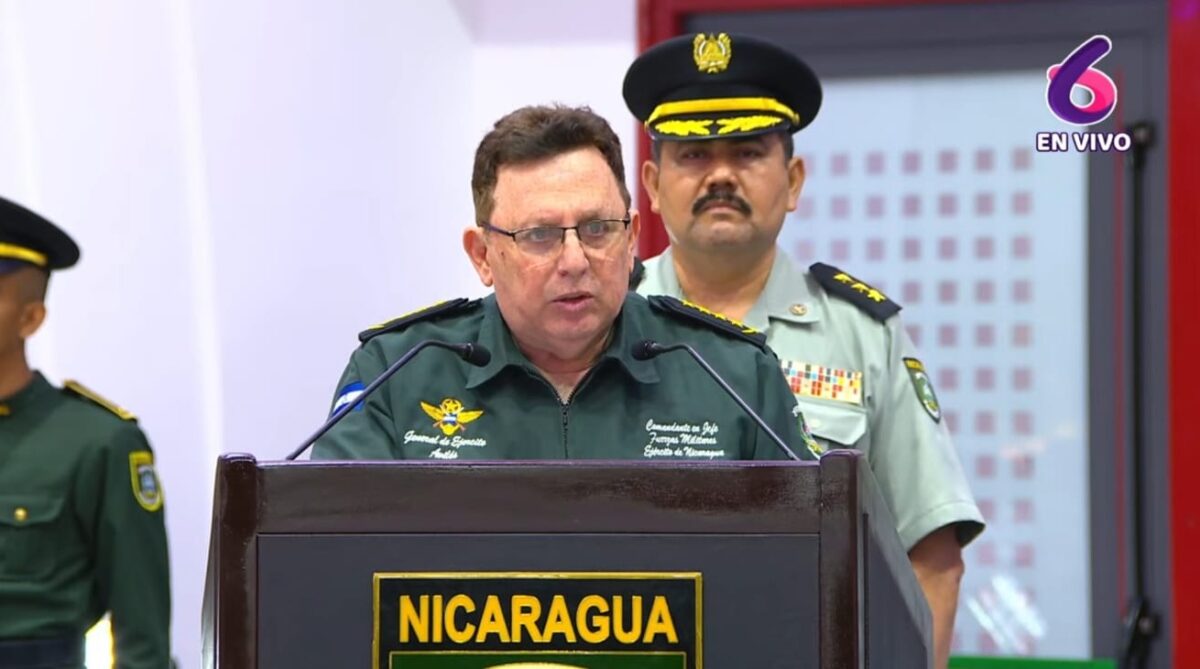 General Julio César Avilés felicita a los nuevos 26 tenientes