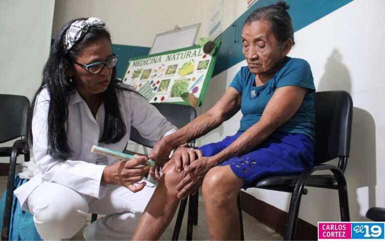 Nuevos profesionales de la salud se gradúan en el XI Aniversario del Instituto de Medicina Natural