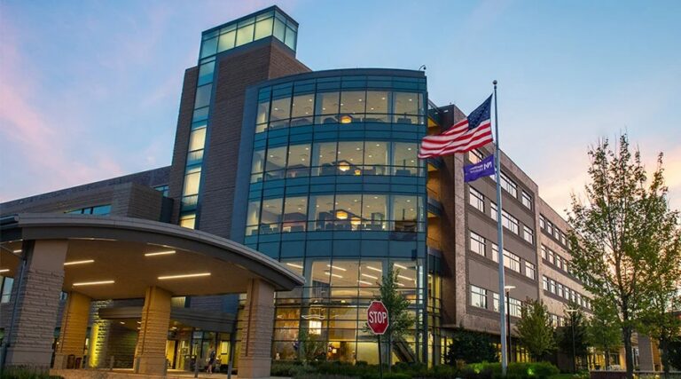 Joven pide a gritos ser atendido en hospital de EEUU y es ignorado