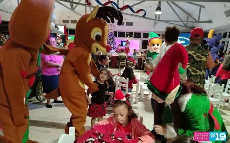 La Navidad llegó al Olof Palme con la encendida de su árbol navideño