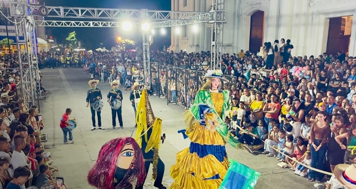 León celebra su tradicional competencia de Gigantonas