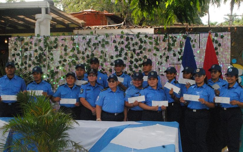 MINT entrega reconocimientos a 17 servidores públicos por culminar sus carreras profesionales