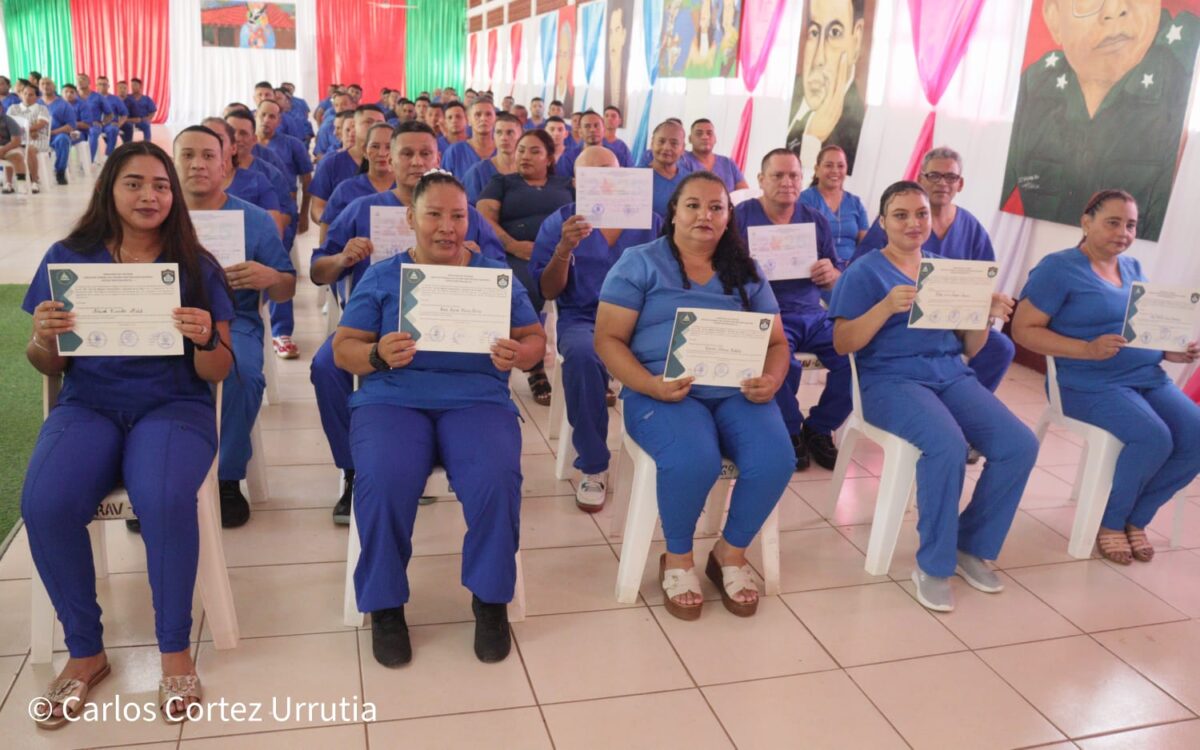 Más de 2,000 internos reciben reconocimientos por logros académicos