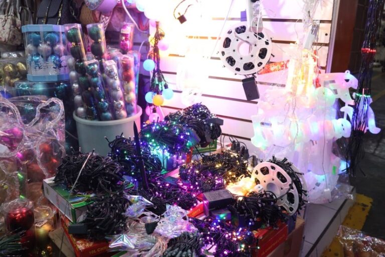 Mercado Roberto Huembes con variedad de artículos navideños