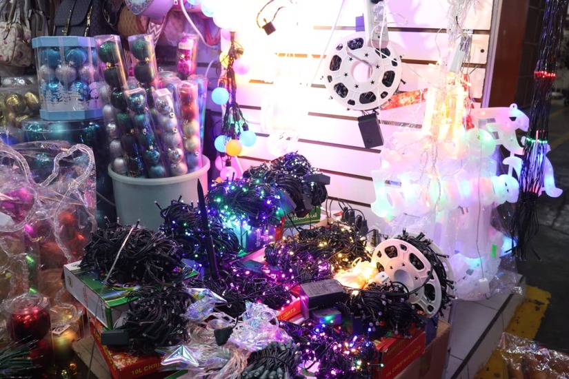 Mercado Roberto Huembes con variedad de artículos navideños