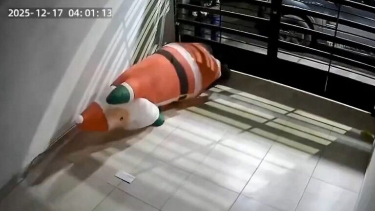 Muñeco inflable de Santa Claus desaparece de una cochera en Puebla